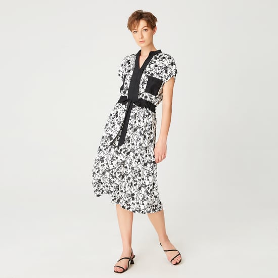 Robe i bi matière med blommigt tryck i svartvitt och ceinture med coulisse - Image 4