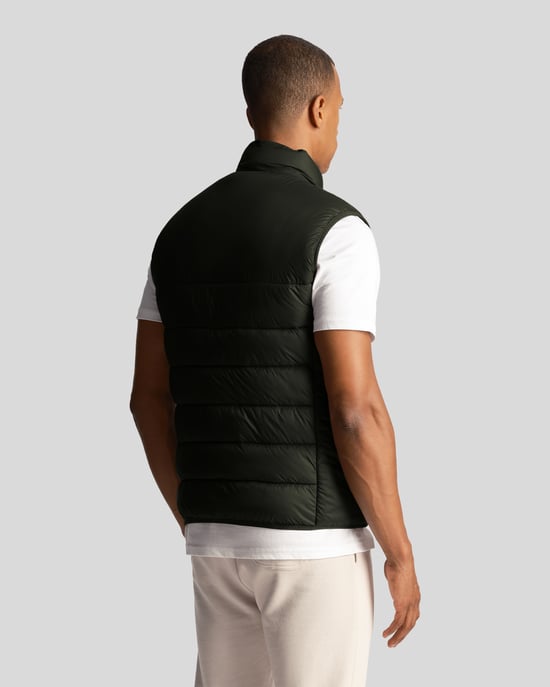 Lyle & Scott Vadderad Gilet i Olivgrön - Image 3