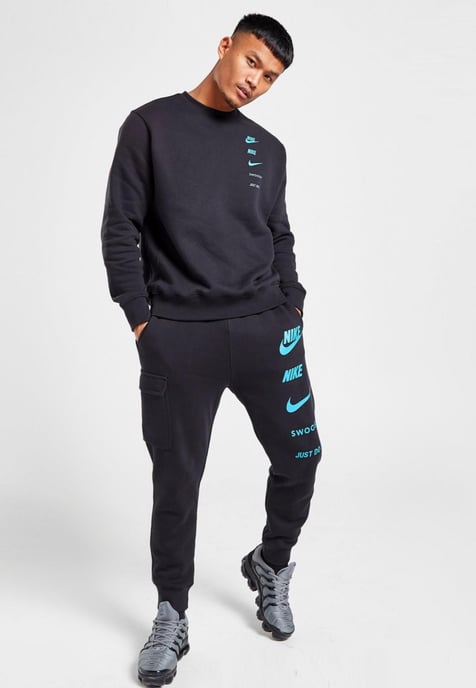 Nike Sportswear Standard Issue Heren Crew Trainingspak in Zwart - Image 1