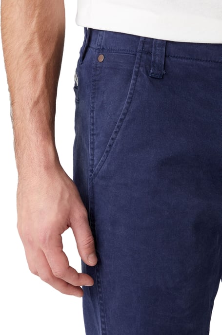 GB - Wrangler - CASEY JONES CHINO DARK SAPPHIRE - Image 6