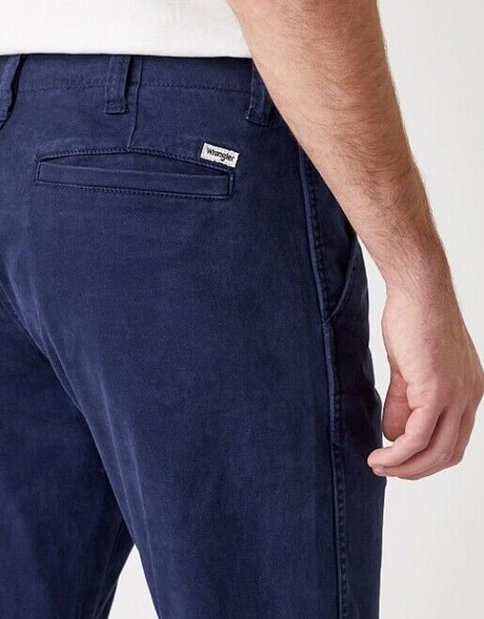 GB - Wrangler - CASEY JONES CHINO DARK SAPPHIRE - Image 4