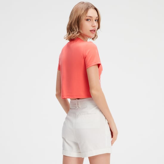 Crop t-shirt med Typo-tryck - Image 4