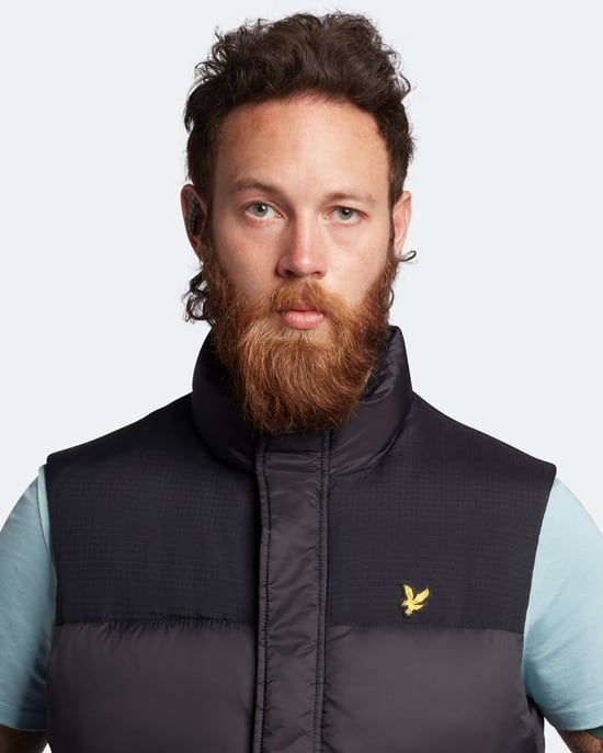 Lyle & Scott gewatteerde bodywarmer in zwart - Image 4