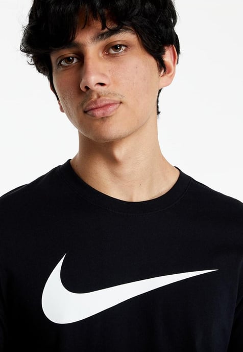 Nike T-shirt met Swoosh-logo in zwart - Image 3