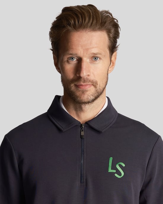 Lyle & Scott Herr Golftröja med LS-logotyp och 1/4-dragkedja i marinblått - Image 4