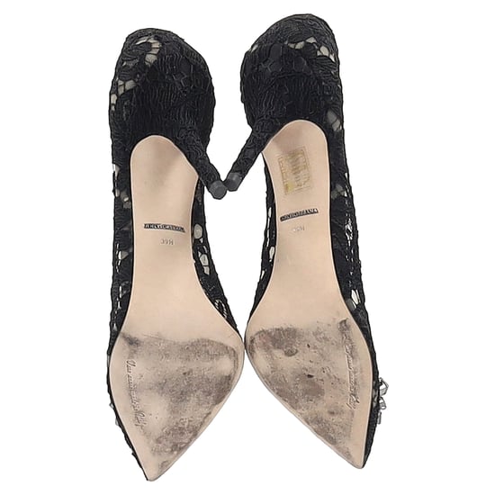 Dolce & Gabbana Spets Regnbågs Pumpar med Brosch i Svart Rayon - Image 6