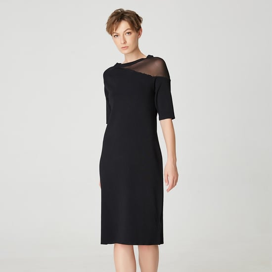 Minimalistisk jerseyklänning med asymmetrisk skärning - Image 2