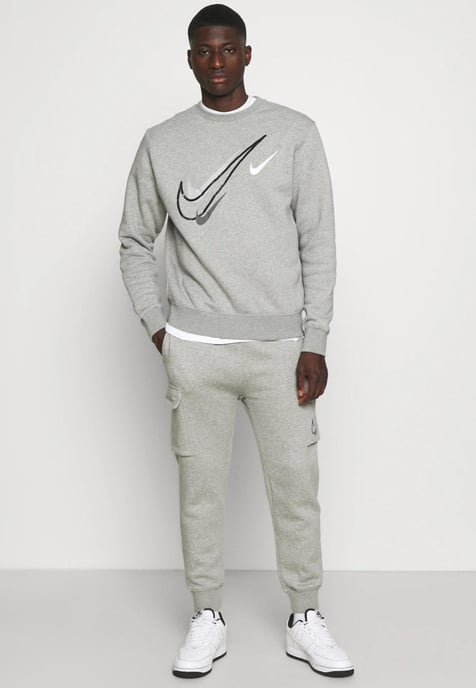 Nike Multi Swoosh trainingspak voor heren met ronde hals in grijs - Image 1