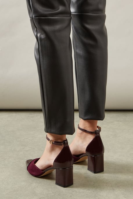 Wide Fit Dollis Pointed Two Part Toe Cap Courts