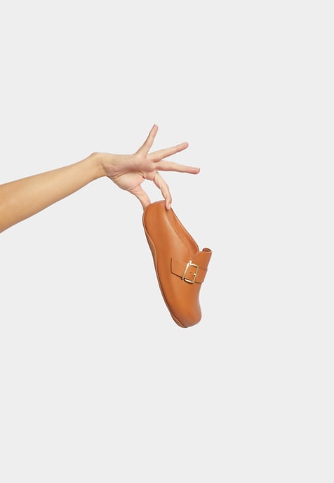SHUV BUCKLE-STRAP Ladies Leather Clogs Light Tan - Image 4