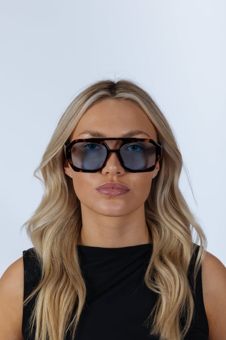 Tortoiseshell Navigator Sunglasses with Blue Lenses - Image 5