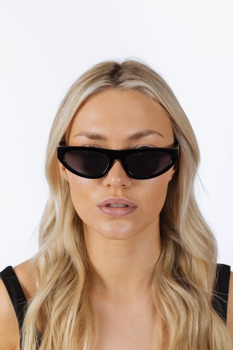 Retro Oval Sunglasses in Black - Image 4