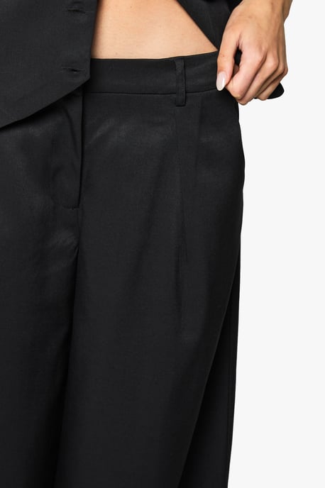 Pleated Extreme Wide Leg Tailored Trouser - Image 4