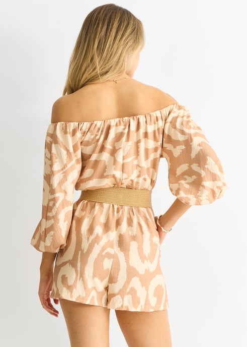 Beige Abstrakt Bardot Playsuit med bälte i viskos - Image 2