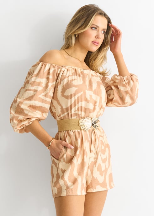 Beige Abstrakt Bardot Playsuit med bälte i viskos - Image 3