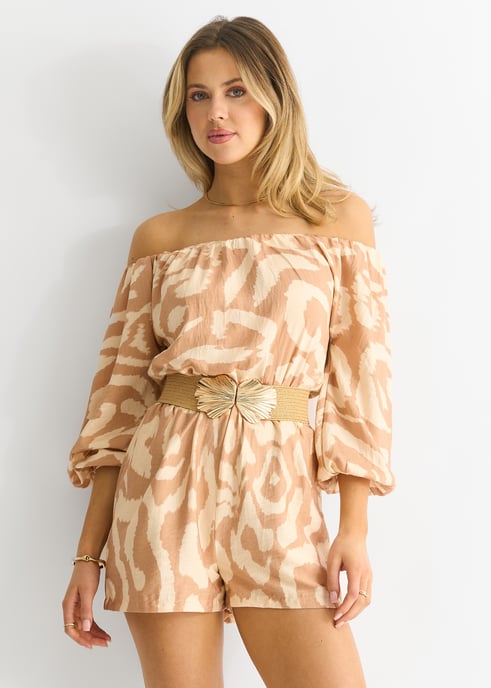 Beige Abstrakt Bardot Playsuit med bälte i viskos - Image 4