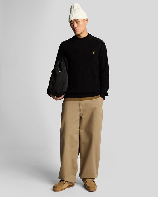 Lyle & Scott effen geribbelde gitzwarte trui met opstaande hals - Image 2