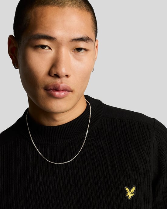 Lyle & Scott effen geribbelde gitzwarte trui met opstaande hals - Image 4