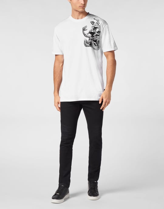 T-shirt med rund halsringning och tatuering - Image 4