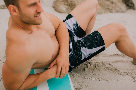 Badshorts för Män med Vit Svart Palmmönster - Image 2