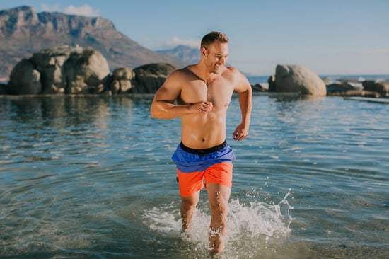 Badshorts för Män med Gula Mönsterränder - Image 3