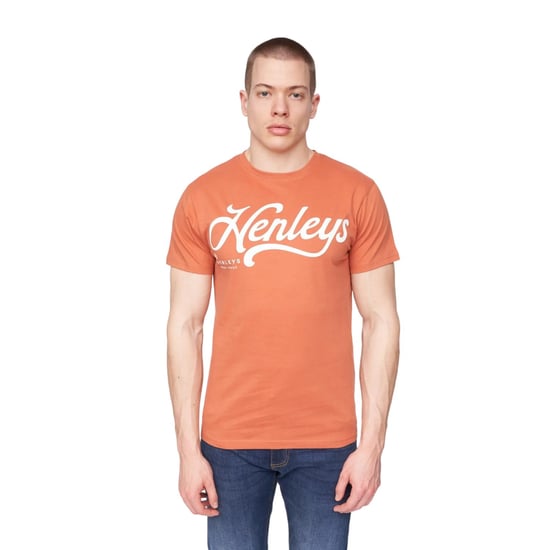 Henleys Heren Scripthen Logo T-Shirt (Baksteen Rood) - Image 1