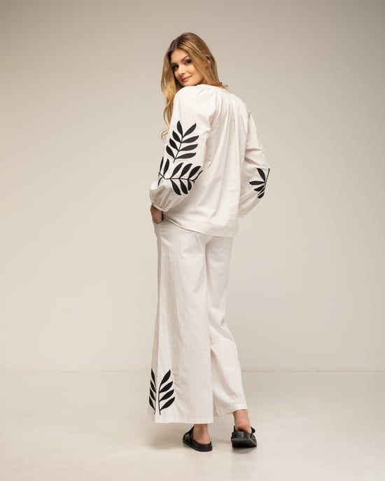 Set van broek en top met borduursel op de mouwen - Image 2