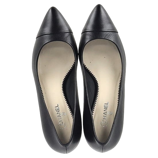 Chanel Cap Toe Pearl Detail CC Logo Pumps in Black Leather - Image 3
