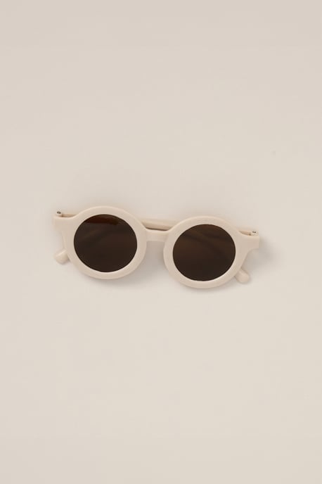 T-Shirt, Shorts and Sunglasses Outfit Set - Image 5