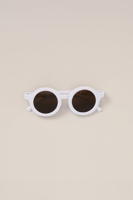 T-Shirt, Shorts and Sunglasses Outfit Set - Image 5