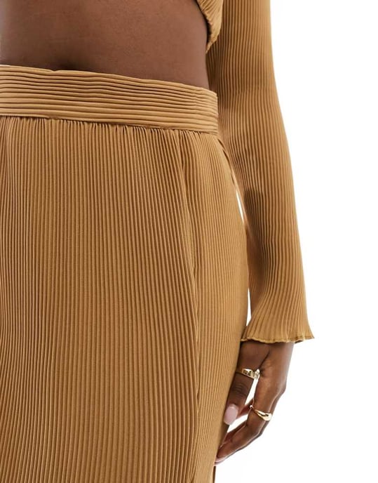 In The Style plisse maxi skirt co-ord in coffee-Brown - Image 3