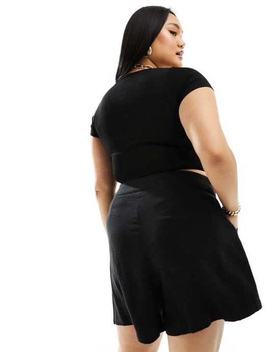 ASOS DESIGN Curve seamed high waist shorts with linen in black - Image 2