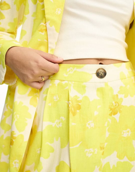 ASOS DESIGN oversized floral printed mom suit short with linen in yellow - Image 4
