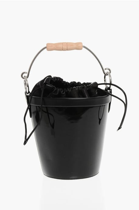 Bucketväska i lackerat läder med trähandtag i svart - Image 1
