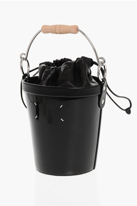 Bucketväska i lackerat läder med trähandtag i svart - Image 2