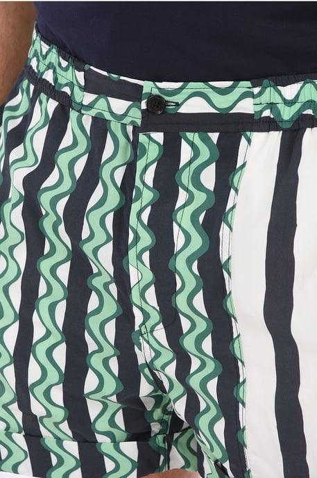Box Fit Shorts in Bianco, Verde - Image 3