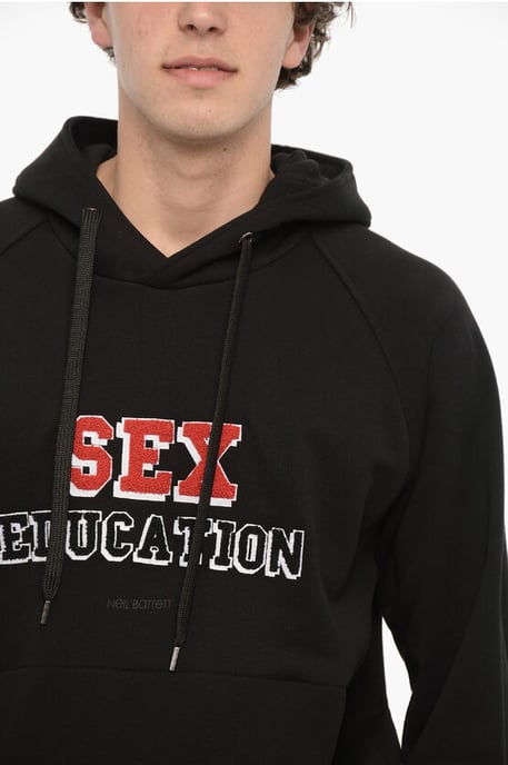 Svart huvtröja med enkel passform i bomull och SEX EDUCATION - Image 3