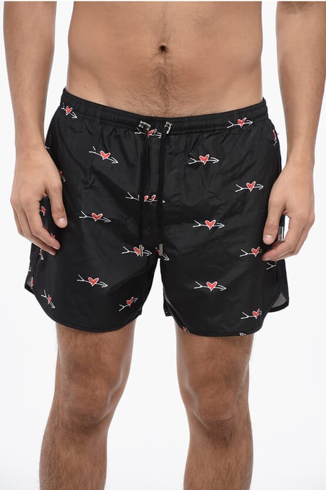 Bedrukte ALL-OVER CUPID zwemshort in zwart, rood - Image 1