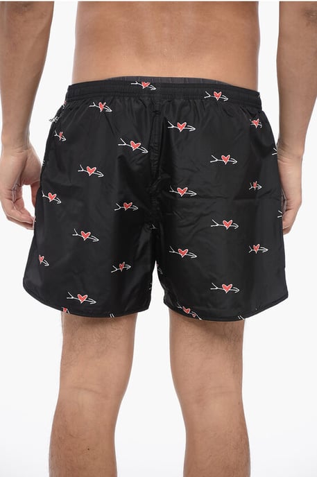 Bedrukte ALL-OVER CUPID zwemshort in zwart, rood - Image 2
