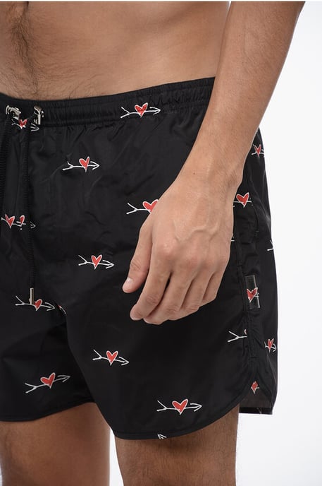 Bedrukte ALL-OVER CUPID zwemshort in zwart, rood - Image 3