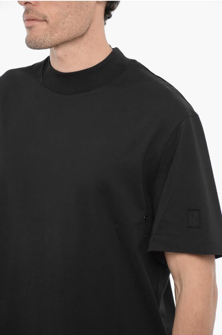 Svart t-shirt med smal passform och rund halsringning och nitar - Image 3