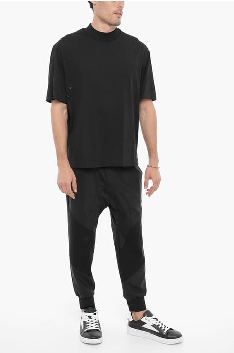 Svart t-shirt med smal passform och rund halsringning och nitar - Image 4