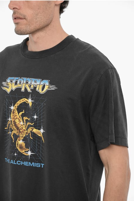 Bedrukt SCORPIO THE ALCHEMIST T-shirt met ronde hals in grijs - Image 3