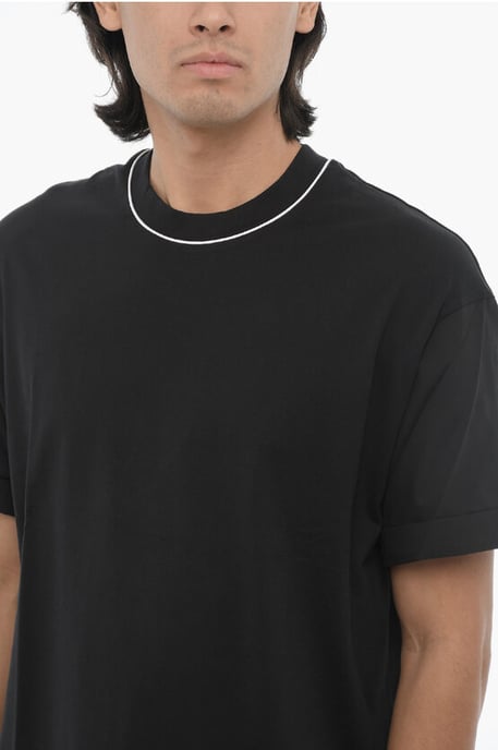 Enfärgad, lättpassad t-shirt med rund hals och skjortärmar i svart - Image 3
