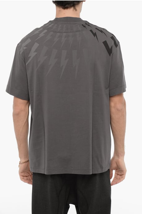 Grå t-shirt med rund hals och ton-on-ton-tryck, lätt att montera - Image 2