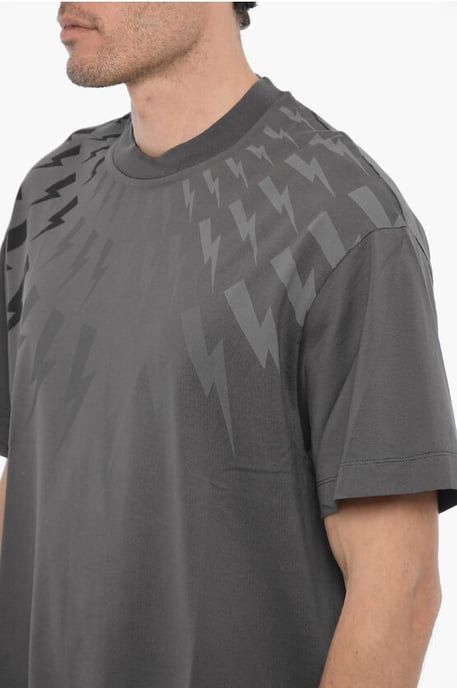 Grå t-shirt med rund hals och ton-on-ton-tryck, lätt att montera - Image 3