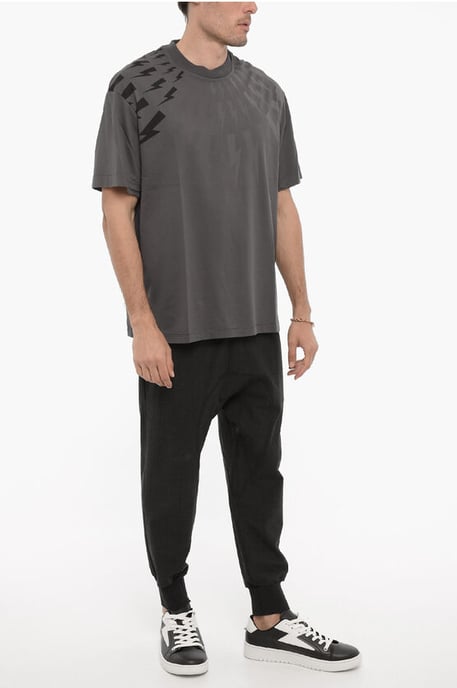 Grå t-shirt med rund hals och ton-on-ton-tryck, lätt att montera - Image 4