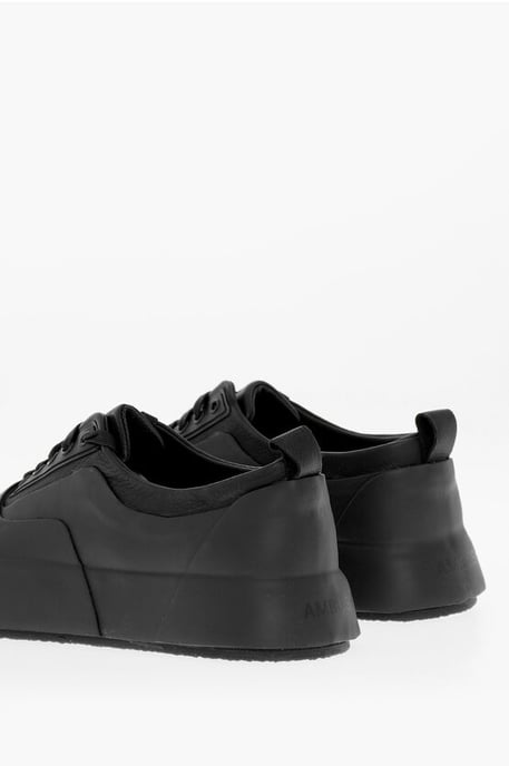 Effen leren en rubberen lage sneakers in zwart - Image 2