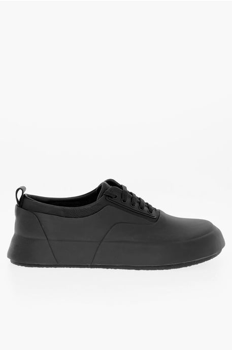 Effen leren en rubberen lage sneakers in zwart - Image 3