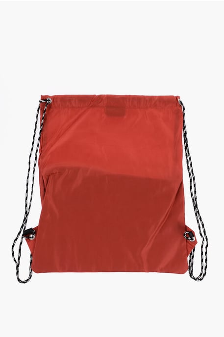 Enfärgad nylonryggsäck med dragsko och monogram i rött - Image 3